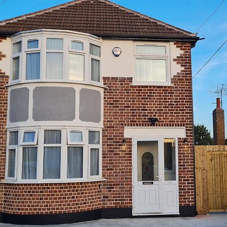 Shm Stays Leicester. Newly Renovated!! 15 Min Drive From City Centre, University. 9 Min Drive To Leicester City Stadium, 5 Min Drive To M1 & M69. 2 Min Walk To Bus Stop. Buitenkant foto