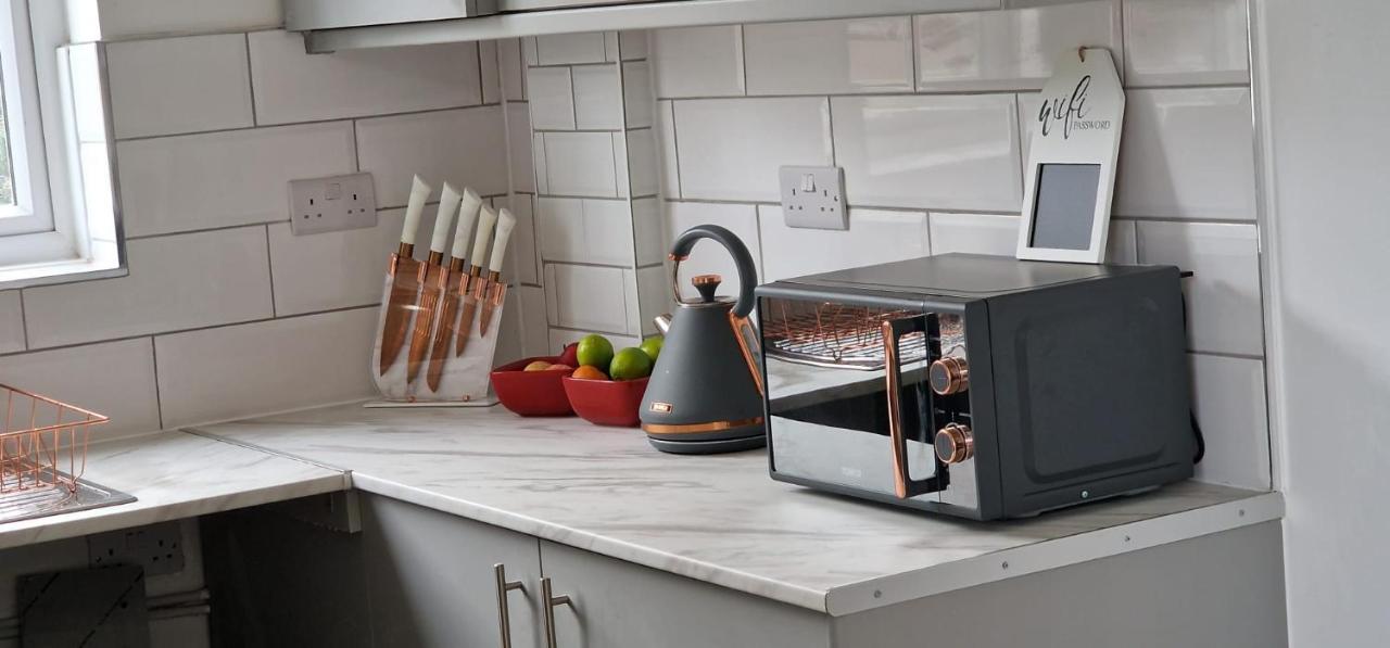 Shm Stays Leicester. Newly Renovated!! 15 Min Drive From City Centre, University. 9 Min Drive To Leicester City Stadium, 5 Min Drive To M1 & M69. 2 Min Walk To Bus Stop. Buitenkant foto