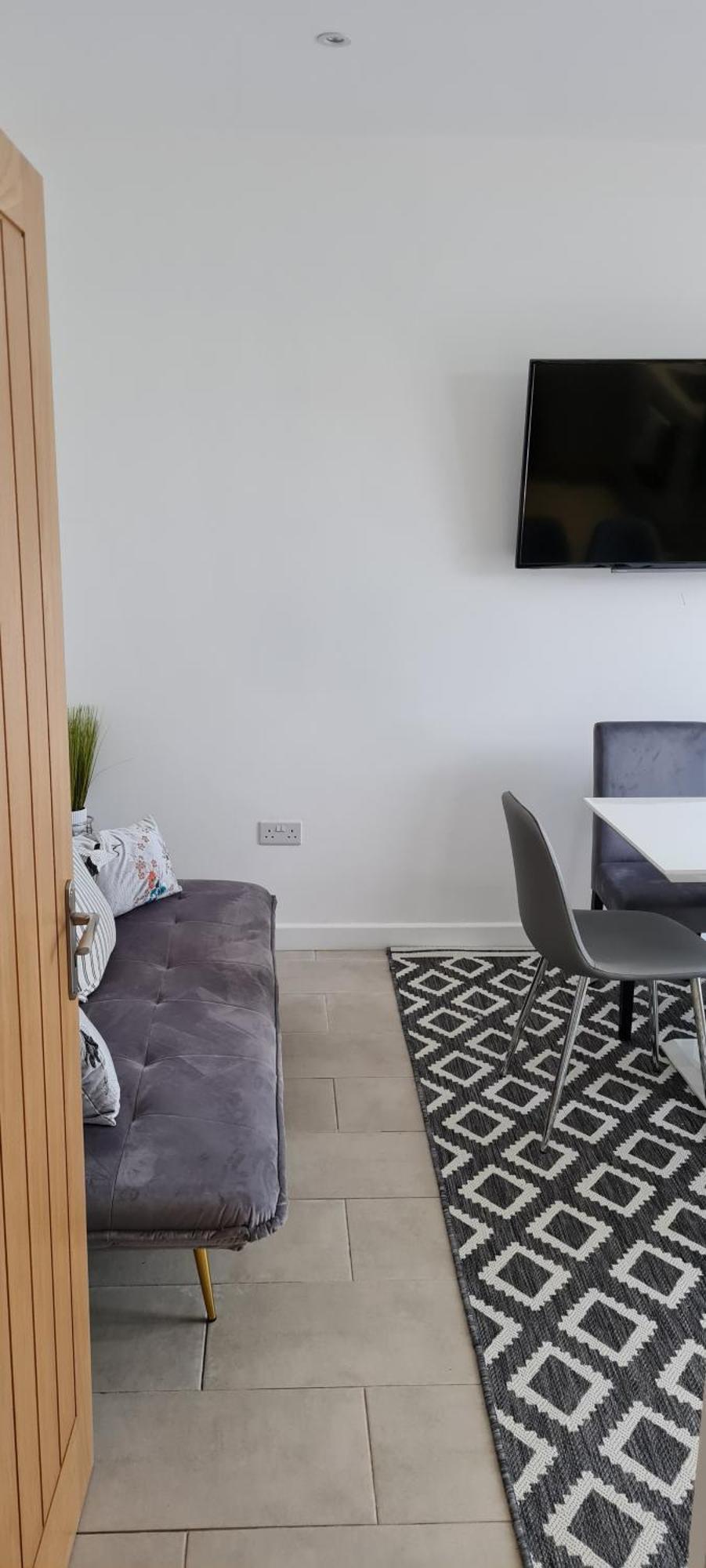 Shm Stays Leicester. Newly Renovated!! 15 Min Drive From City Centre, University. 9 Min Drive To Leicester City Stadium, 5 Min Drive To M1 & M69. 2 Min Walk To Bus Stop. Buitenkant foto